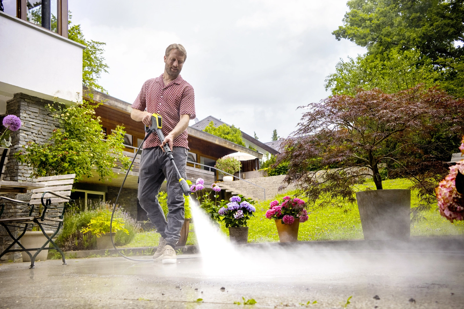 Terasų valymo priemonė Karcher naudojama medienos paviršiams