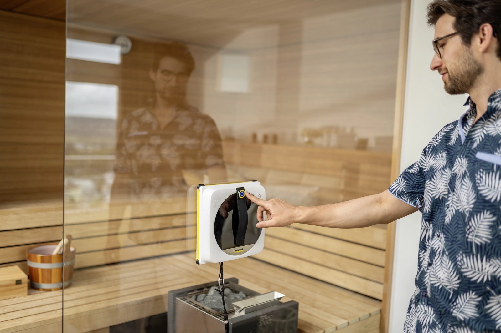 Langų valymo robotas KARCHER ant sunkiai pasiekiamo lango