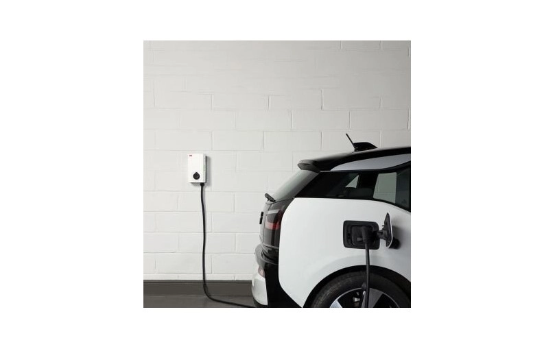 Trifazė 11kW ABB Terra įkrovimo stotelė prie sienos