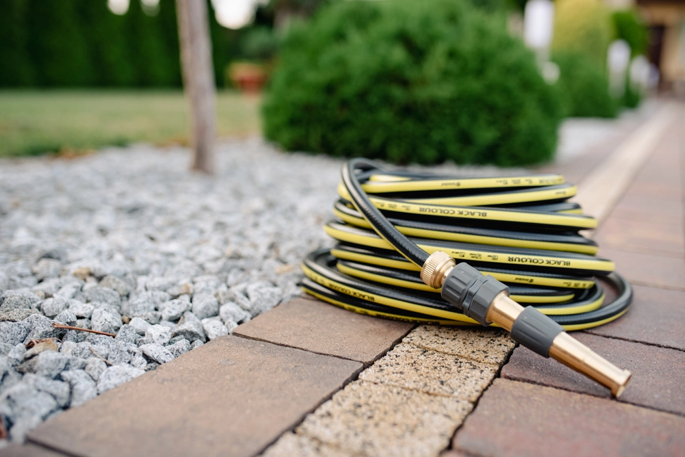 Lanksti juoda PVC žarna su kryžminiu armavimo tinkleliu