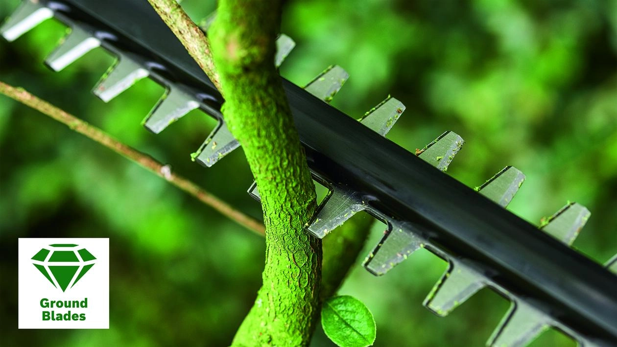 Bosch gyvatvorių žirklės su teleskopiniu kotu darbo procese