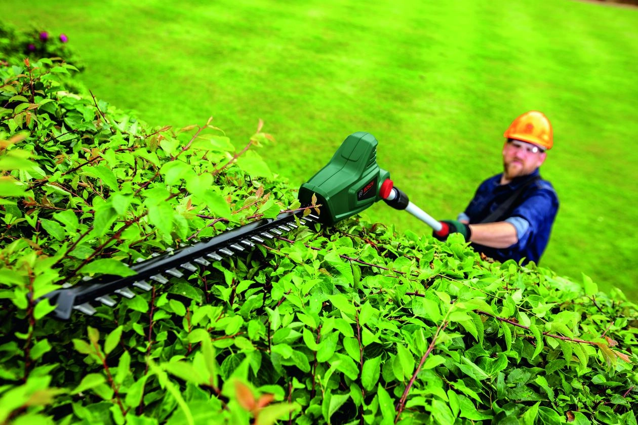 Bosch Universal Hedge Pole 18 komplektas su akumuliatoriumi ir įkrovikliu