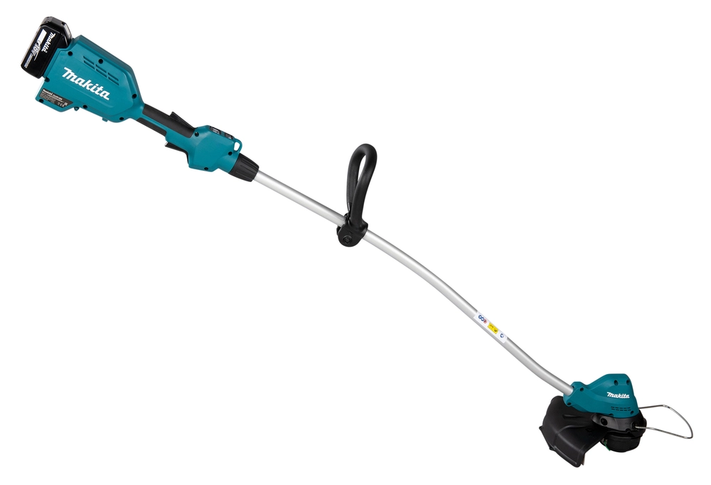 Makita 18V trimeris veikiantis žolės pjovimo procese