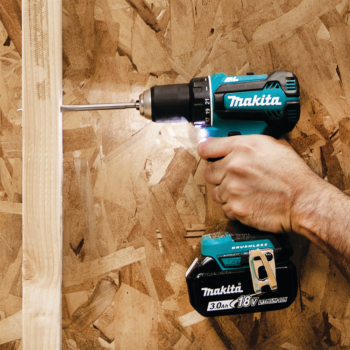 Makita DDF485RTJ komplektas su BL1850B akumuliatoriais ir lagaminu