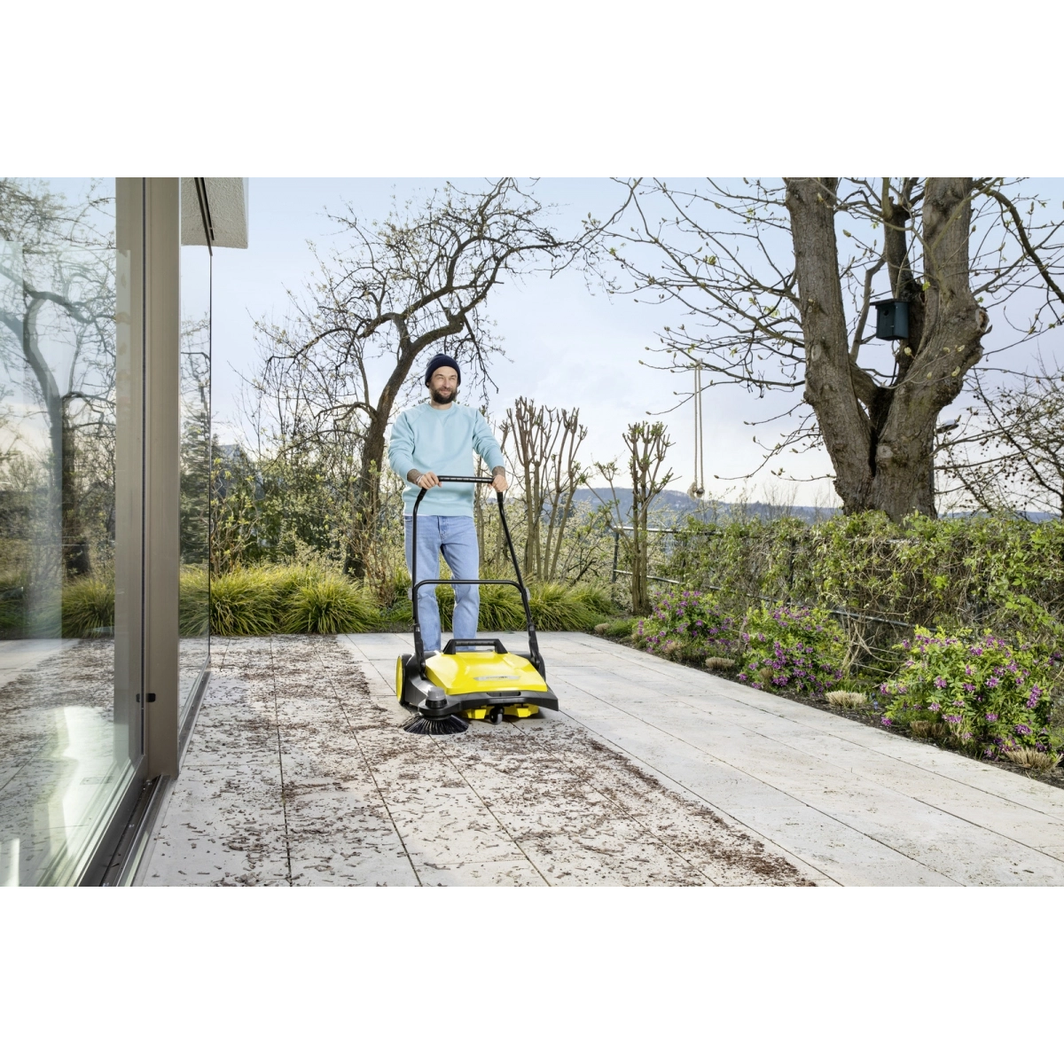 Karcher 1.766-420.0 stumiama šluota su dideliu atliekų konteineriu