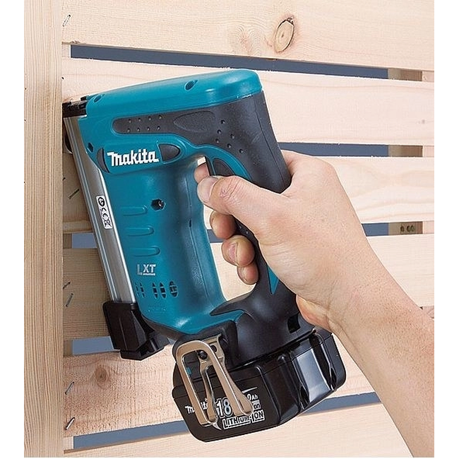 Kabių pistoletas Makita DST221Z su dvigubu saugikliu ir 10-22mm kabių sistema