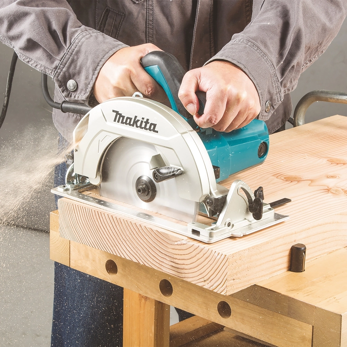 Profesionalus Makita diskinis pjūklas HS7611 su guoline konstrukcija ir 65mm pjovimo gyliu