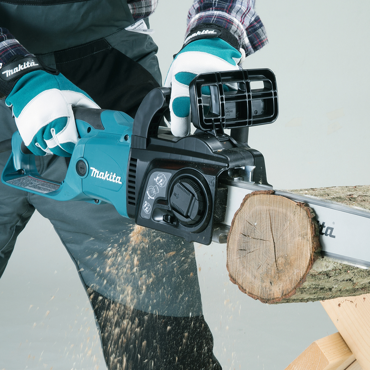 Makita UC4051A pjūklas su automatinio tepimo sistema ir gumuotomis rankenomis