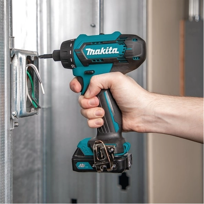 Makita DF033DWAE suktuvo-gręžtuvo techninės specifikacijos ir valdymo elementai
