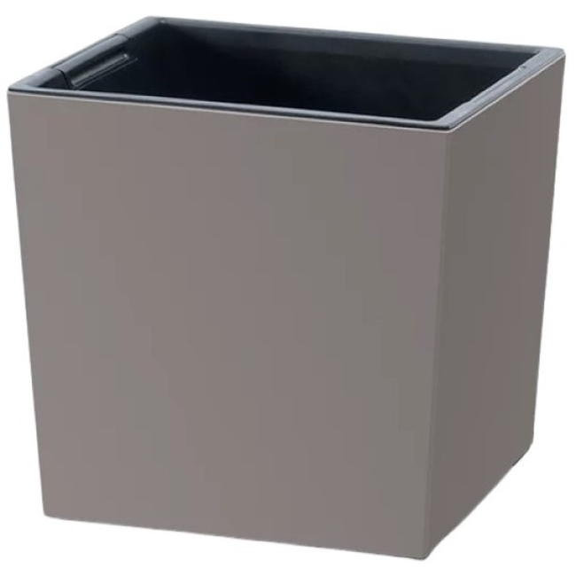 Kvadratinis plastikinis vazonas Urbi Square Low 24cm mocca kavos spalvos su matiniu paviršiumi