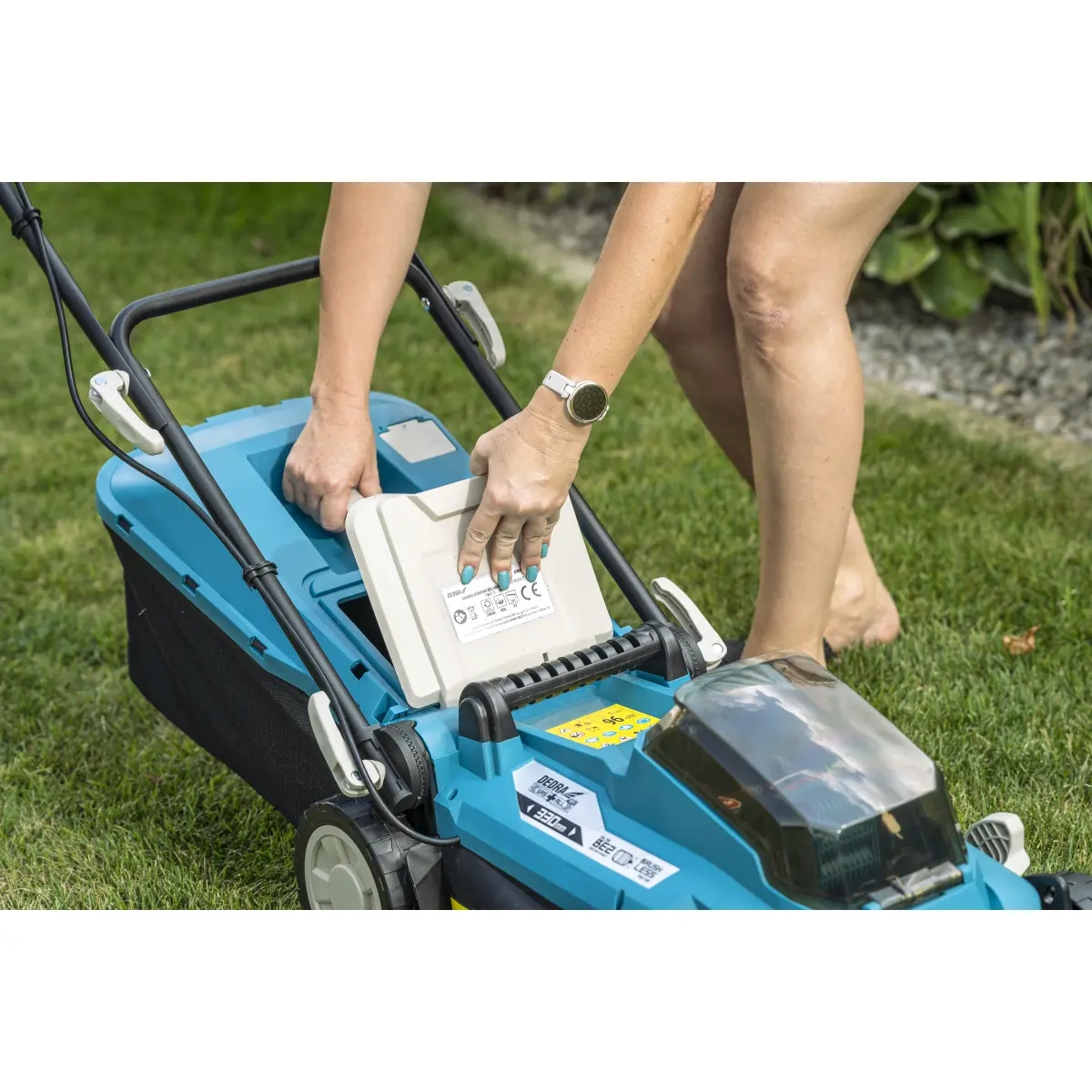 DEDRA akumuliatorinė vejapjovė 33cm su ergonomišku dizainu