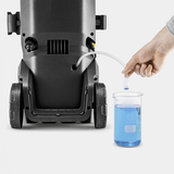 Karcher K5 WCM plovykla veikimo metu valo terasą su reguliuojamu slėgiu