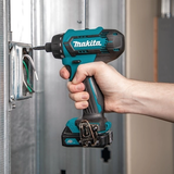 Makita DF033DWAE suktuvo-gręžtuvo techninės specifikacijos ir valdymo elementai